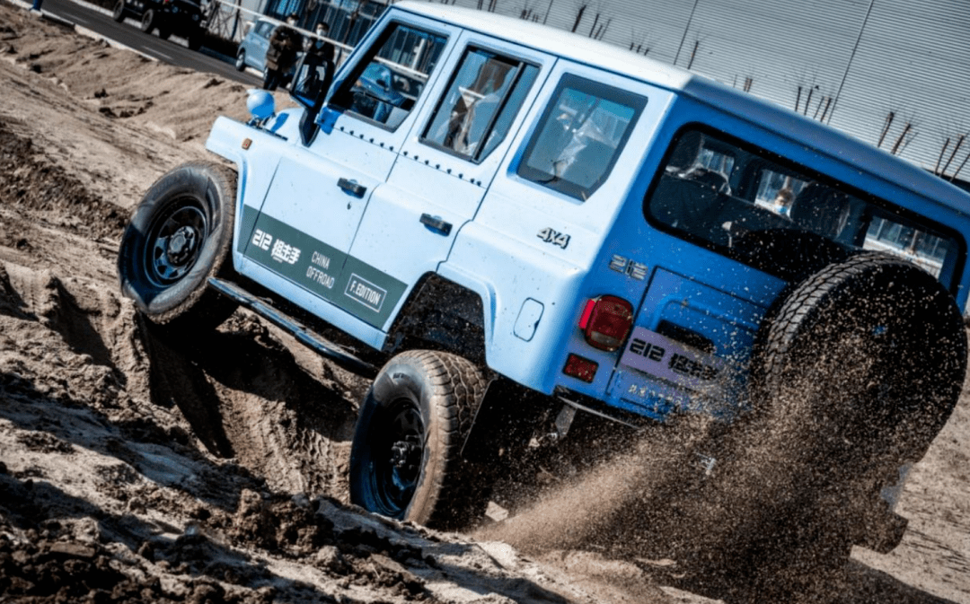 车身尺寸方面,新车的长宽高分别为4360×1890×1940mm,轴距为2620mm