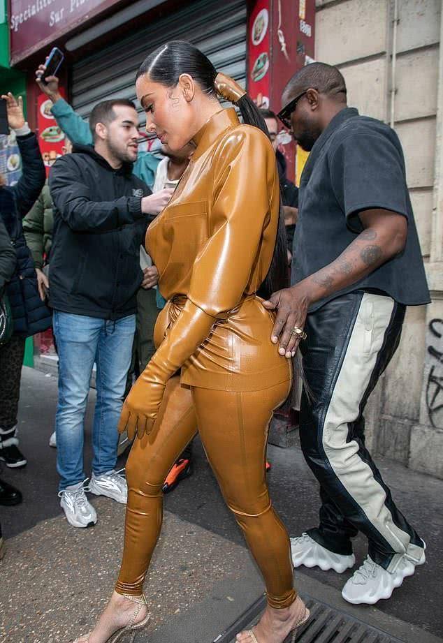 贴身乳胶衣像涂巧克力,侃爷爱不释手_bouffes_衣服_带着