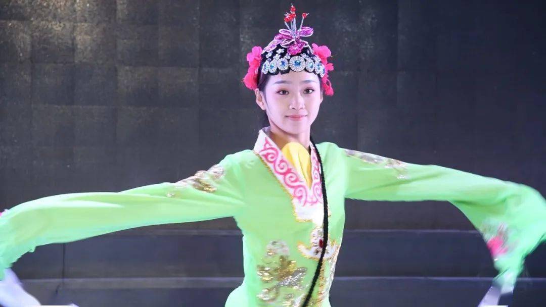 引来群众阵阵叫好……熟悉的"客家话"桂南采茶戏《绿珠女》正精彩上演