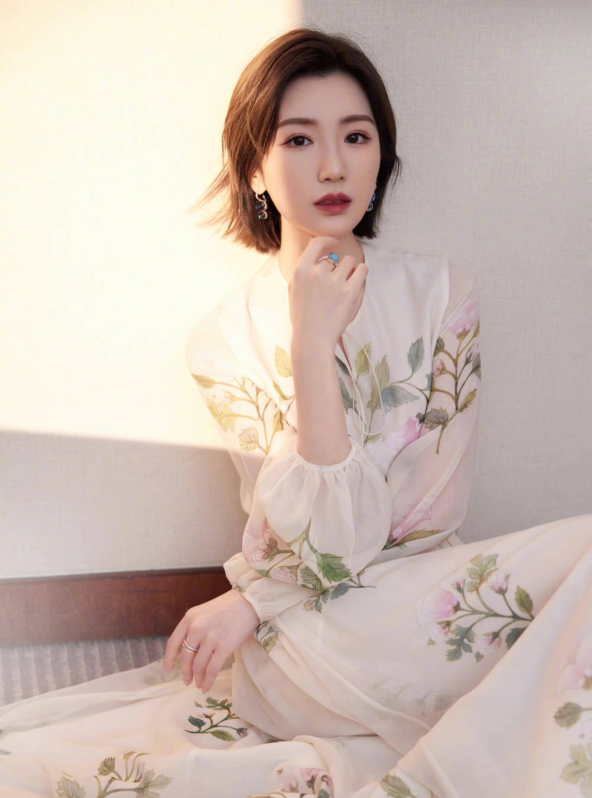 毛晓彤美上热搜,一袭白色花朵长裙清新淡雅,优雅又显气质_作品_身材