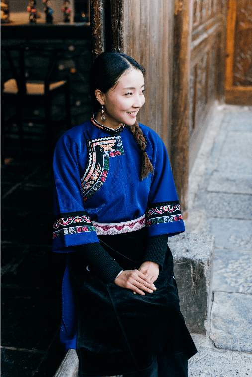 屯堡人,他们是朱元璋南征北调时屯军部队的后裔,明朝的习俗文化和服饰