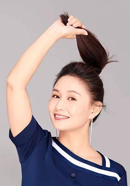 李晓辉凭借自己的书卷气,获得了这个机会,一直主持到2005年.