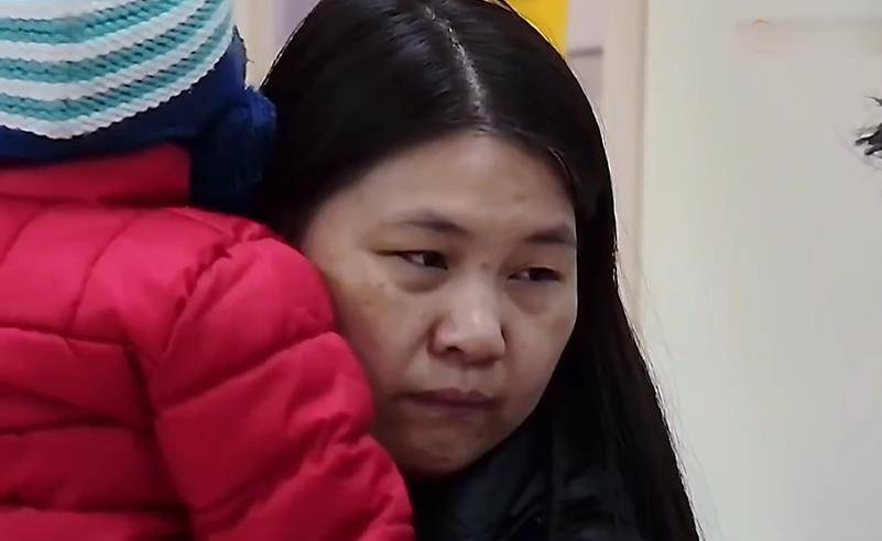 林润中的妻子李笑如随后林润中伸手抱过孩子,妻子李笑如赶到病房去看