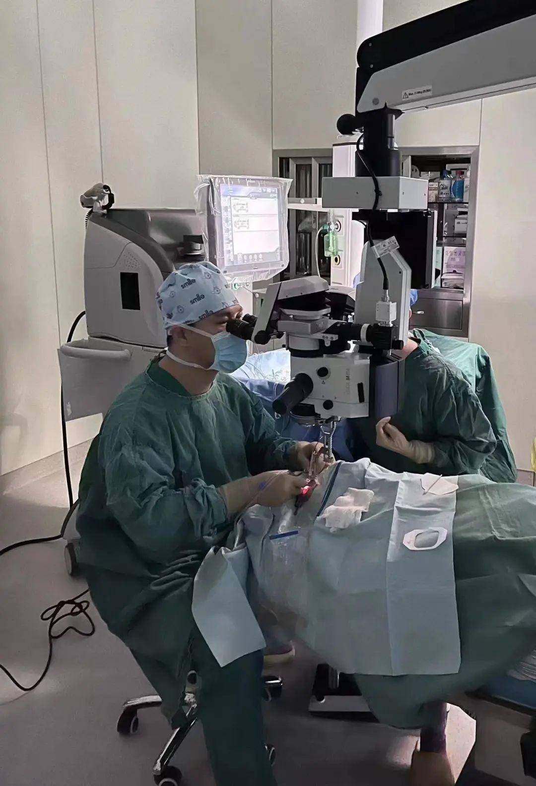 哈尔滨二四二医院顺利开展首例人工玻璃体球囊手术