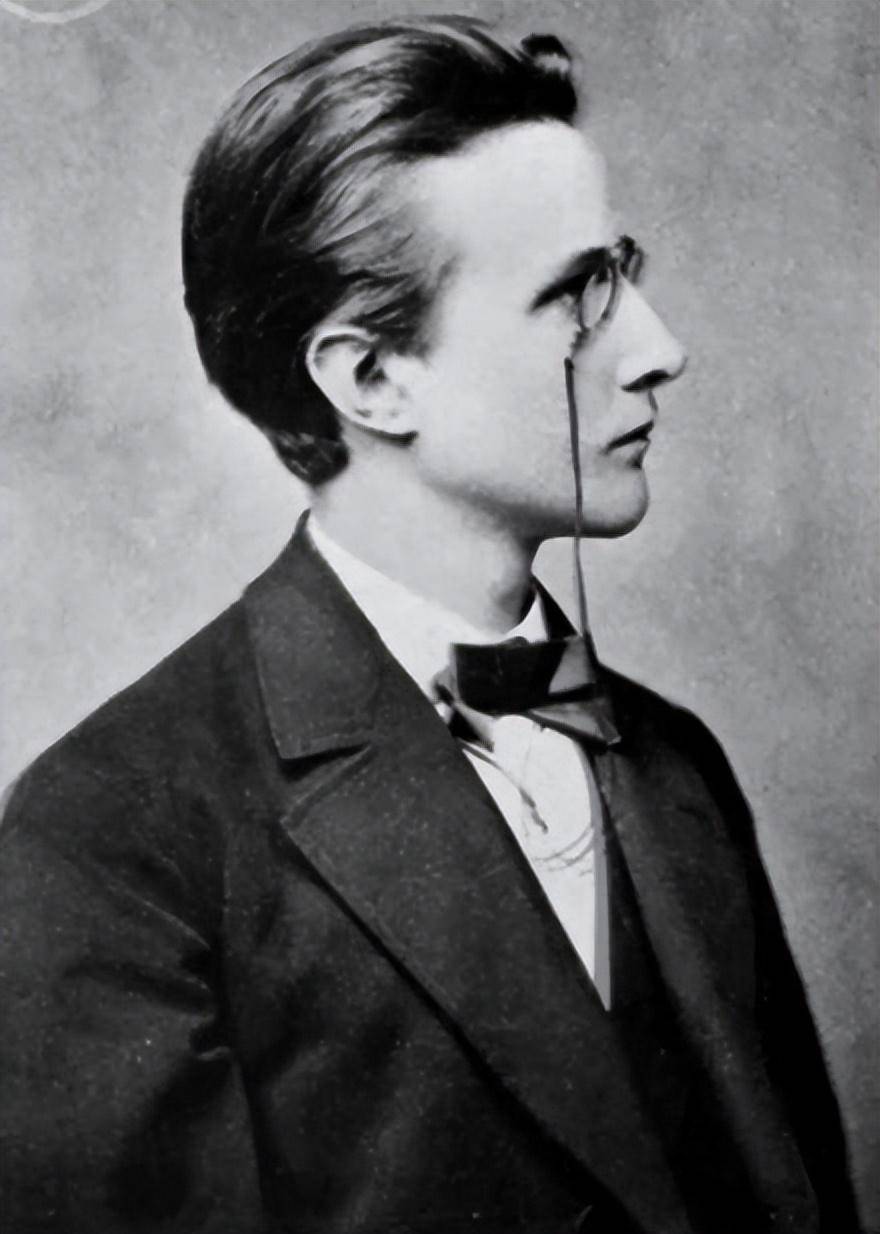 我们可以了解到:科学家们口中的上帝以及神都是经过