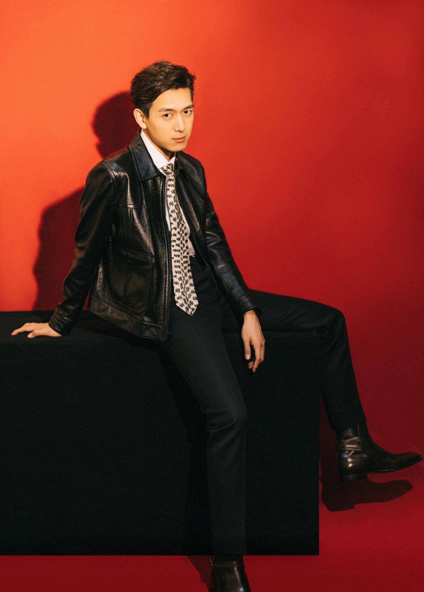 李现红丝绒西装亮相节目,尽显帅气绅士范,不过这脚挺大的_身材_男生