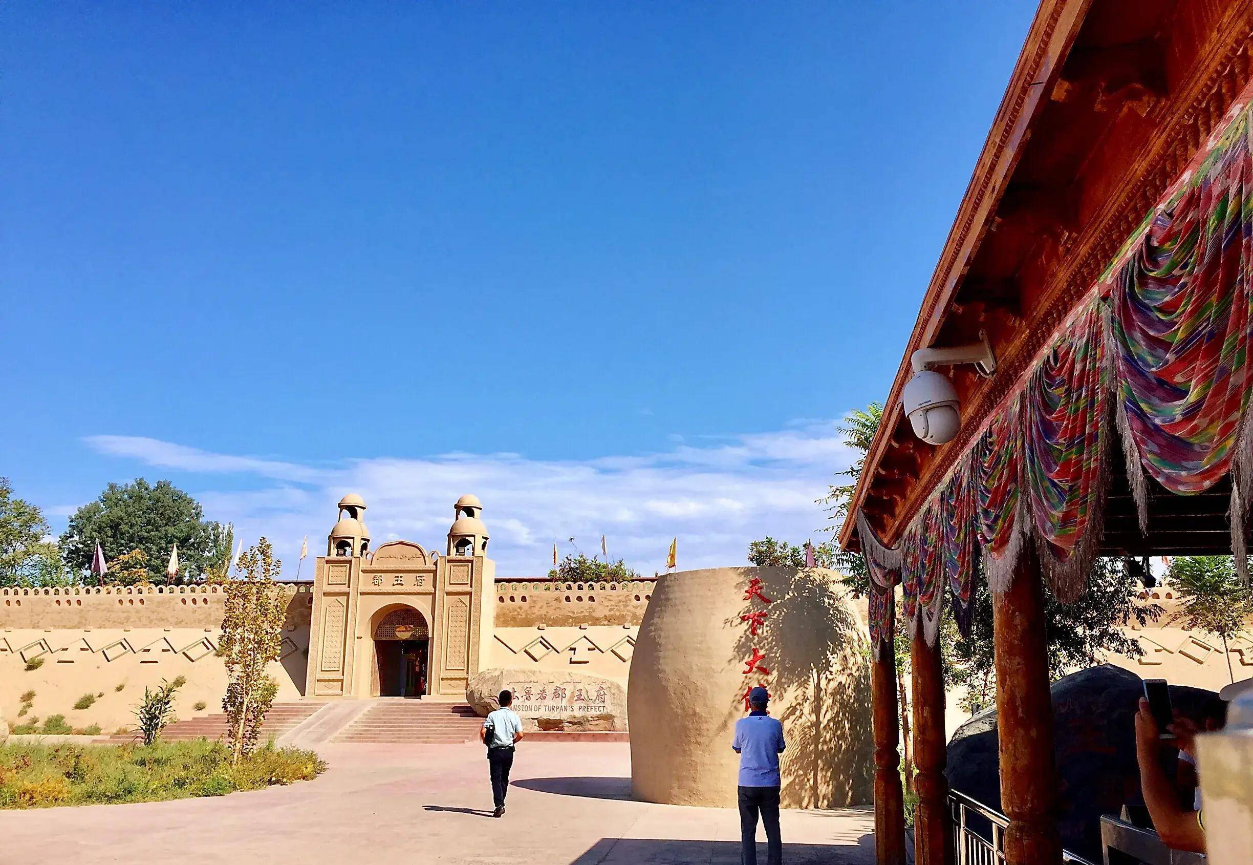 吐鲁番郡王府,伊斯兰式的建筑风格,精美的维吾尔民族工艺雕刻_苏公塔