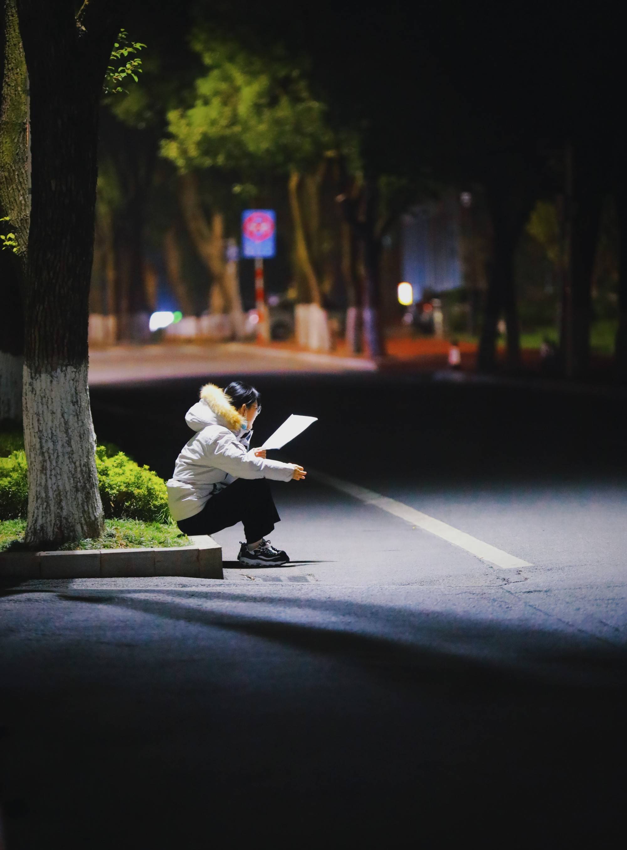 考研倒计时 学子开启"高考模式"挑灯夜读_路灯_书卷_身影