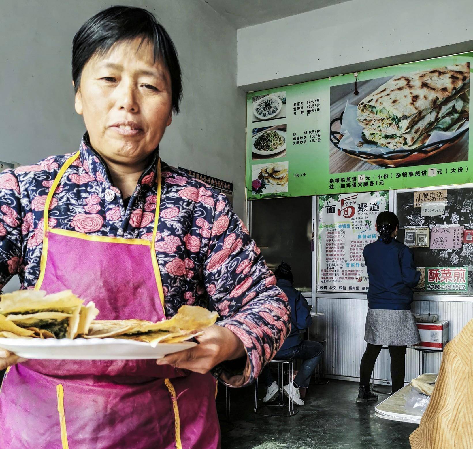农村大姐城里做生意10多年,依靠手艺买卖红火_煎饼_砂锅_顾客