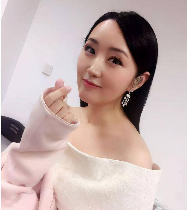 49岁杨钰莹晒近照,从前的甜歌皇后,隐退后却爱上了种菜_妈妈_中国