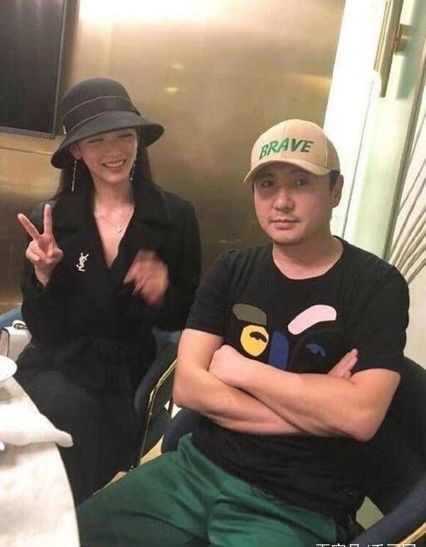 沈腾与网红吃火锅,坐姿端正双手紧紧抱胸,表情太逗趣了_王琦_模样