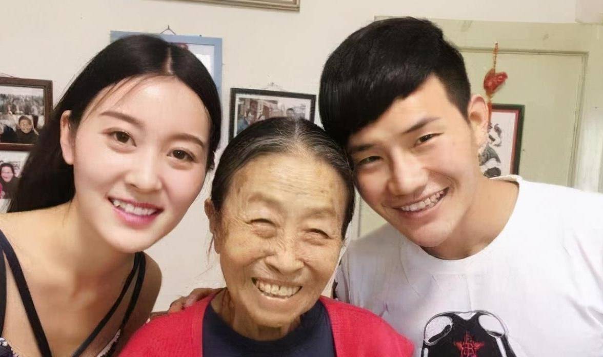 "丑娘"张少华去世!独自蜗居老房,晚景凄凉无人照顾_儿子_苏岩_孩子