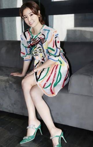 片场身材臃肿像大妈,同框小7岁陈意涵依旧不吃亏_黑色_白色_高跟