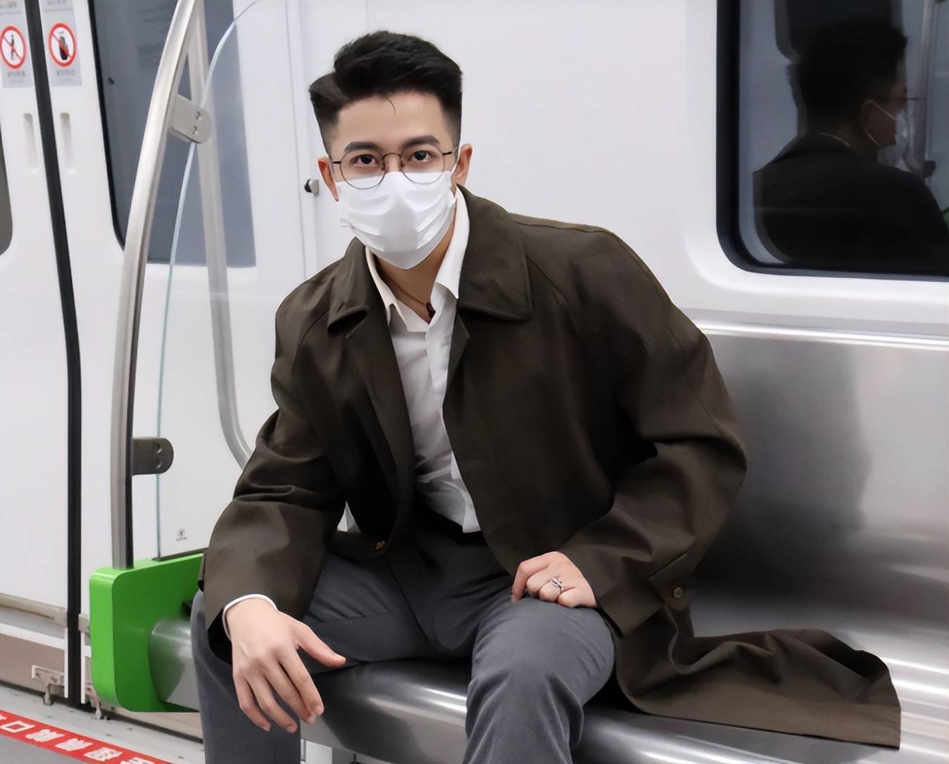 高颜值"理工男"走红,被质疑是"摆拍",学习优异男生不这么帅_理工科