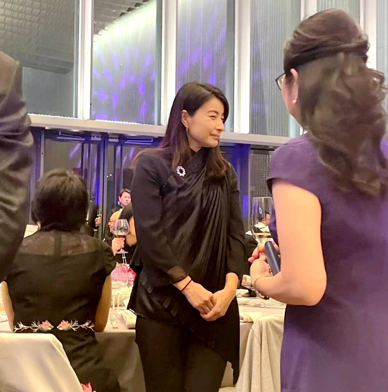 郭晶晶夫妇晚宴合影尽显地位,霍启刚紧贴老婆,挤得她快站不稳_太太