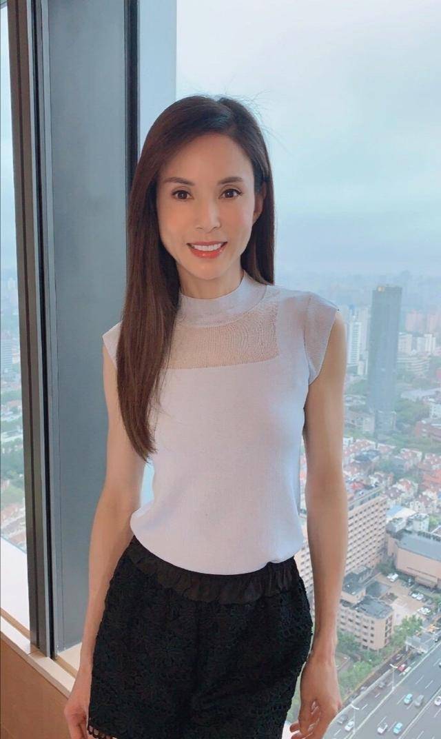 46岁李若彤晒旧照,吊带热裤身材够火辣,一尺五的蜂腰真让人嫉妒_时尚