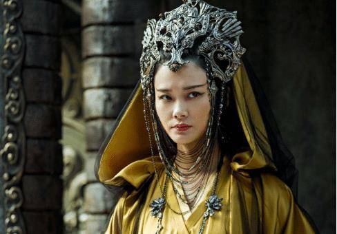 36岁李宇春一改男人婆形象,长裙尽显女人魅力,变化大到不敢认_时候