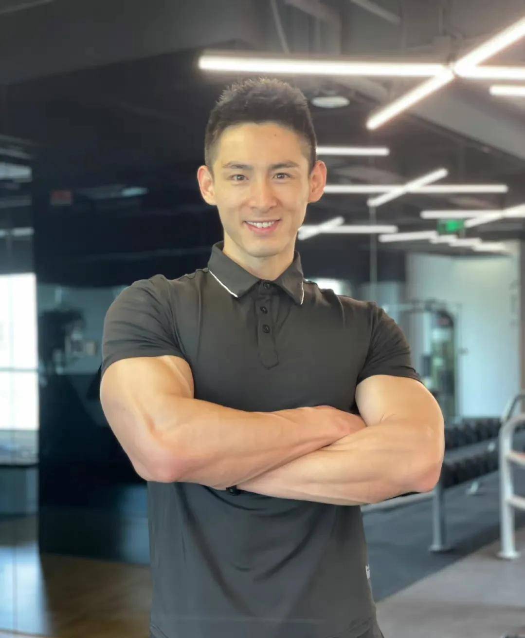 因有着高颜值和健美身材的他,成为现今网上最红的"