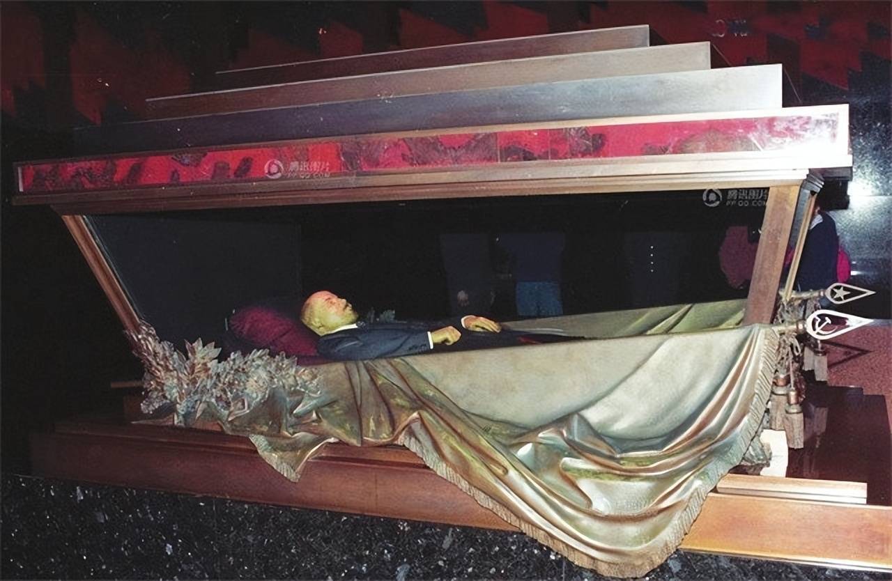 列宁遗体防腐细节:水晶棺恒温16°c,每周会在面部涂上特殊的药水_俄国