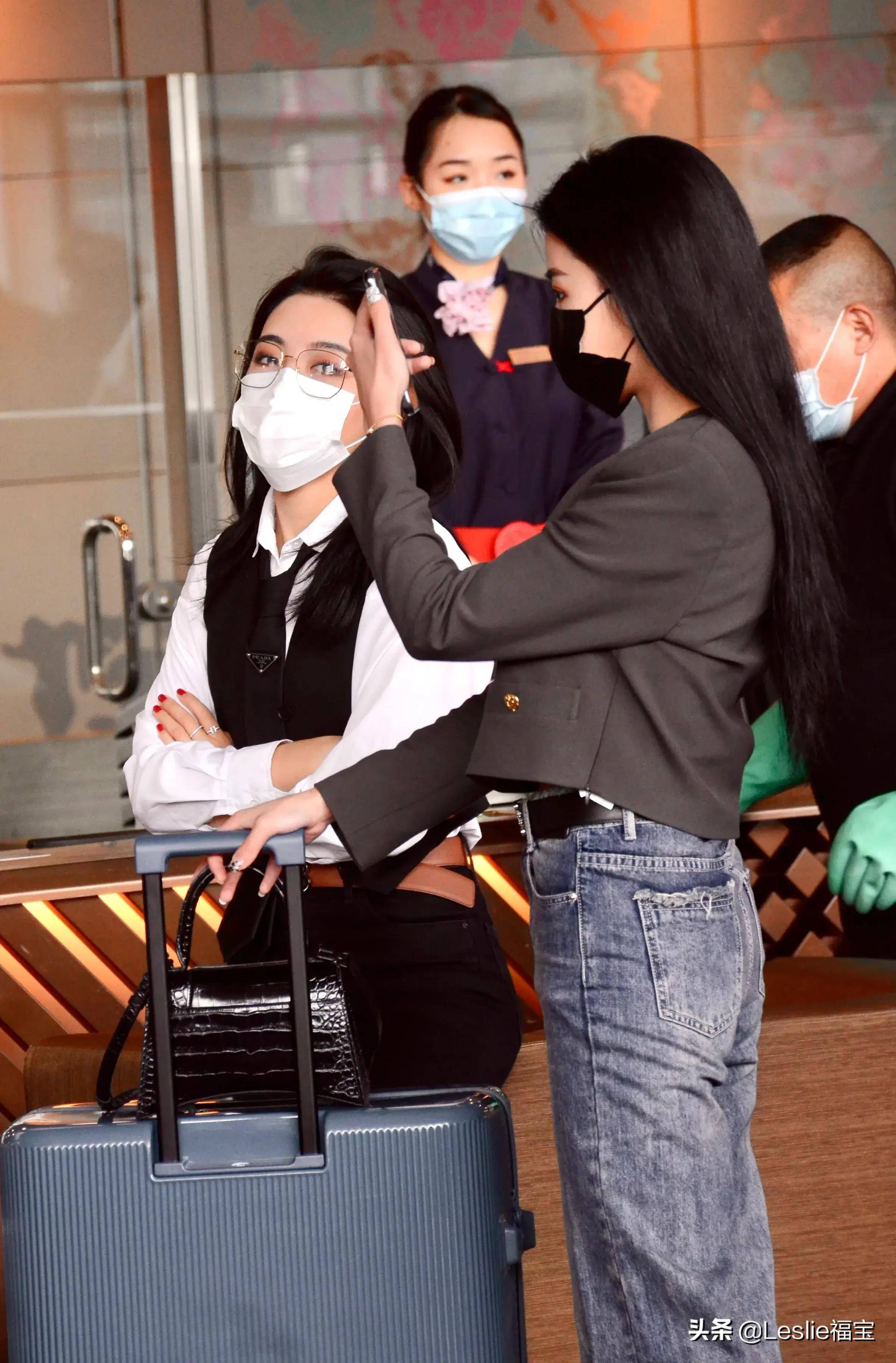 snh48女神孙芮,戴萌结伴现身机场 获大批粉丝送机_毕业_黑色_休闲