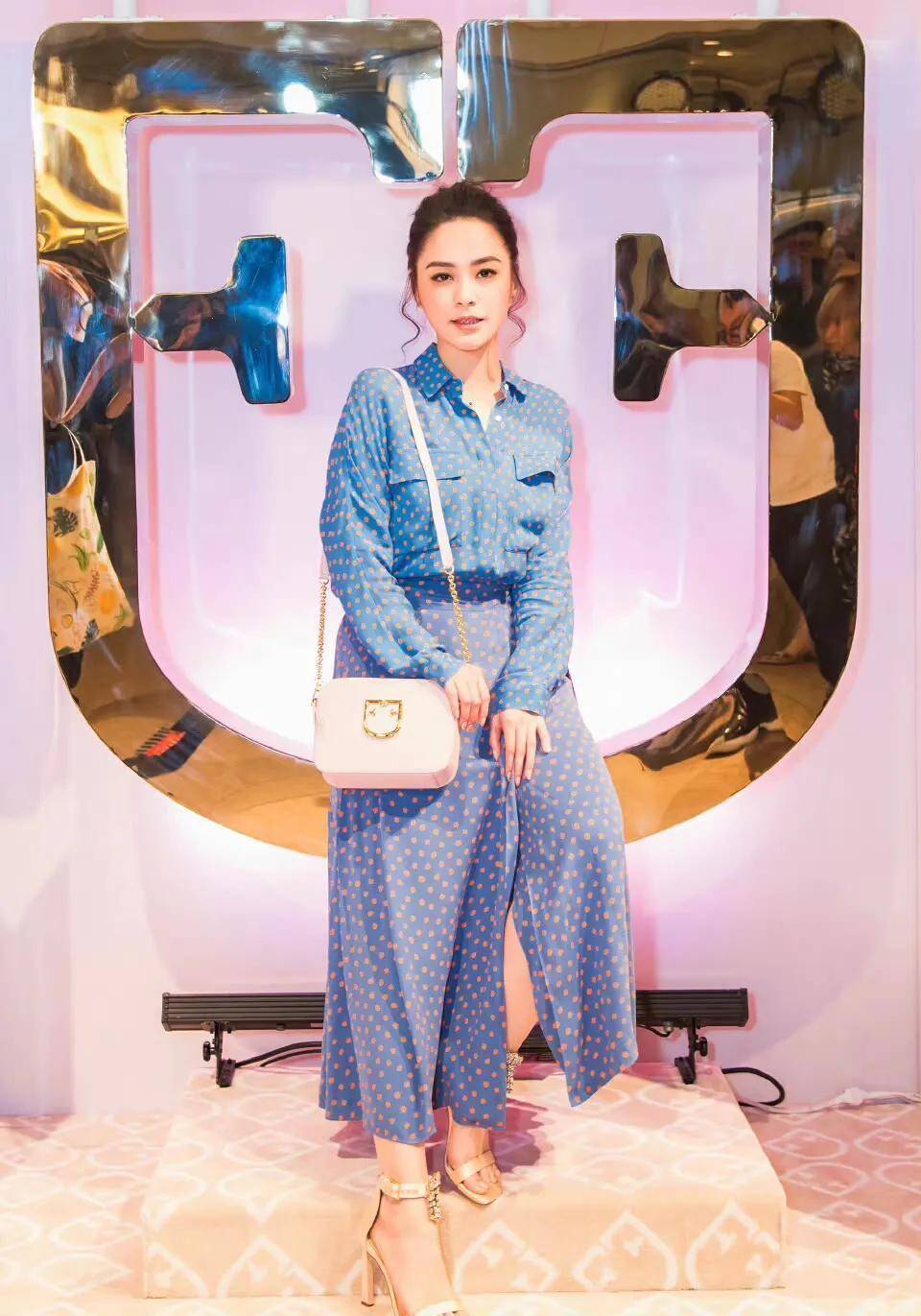 钟欣潼小香风写真曝光,黑白look诠释别样风采,她为什么人气很高_衬衫