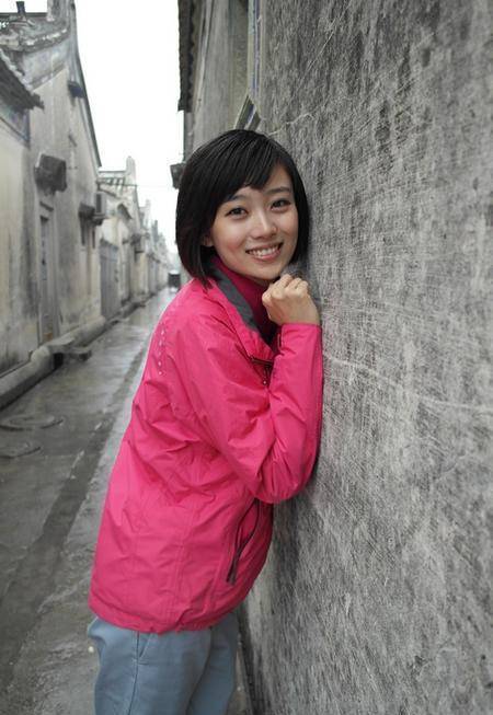 电视主持李七月:用八年时间逐梦,被称为董卿接班人_节目_大赛_卫视