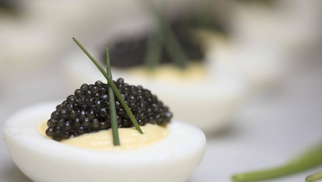 黑色鱼子酱其实所有的鱼类的鱼卵都可以做成鱼子酱,但是鲟鱼和鳇鱼的