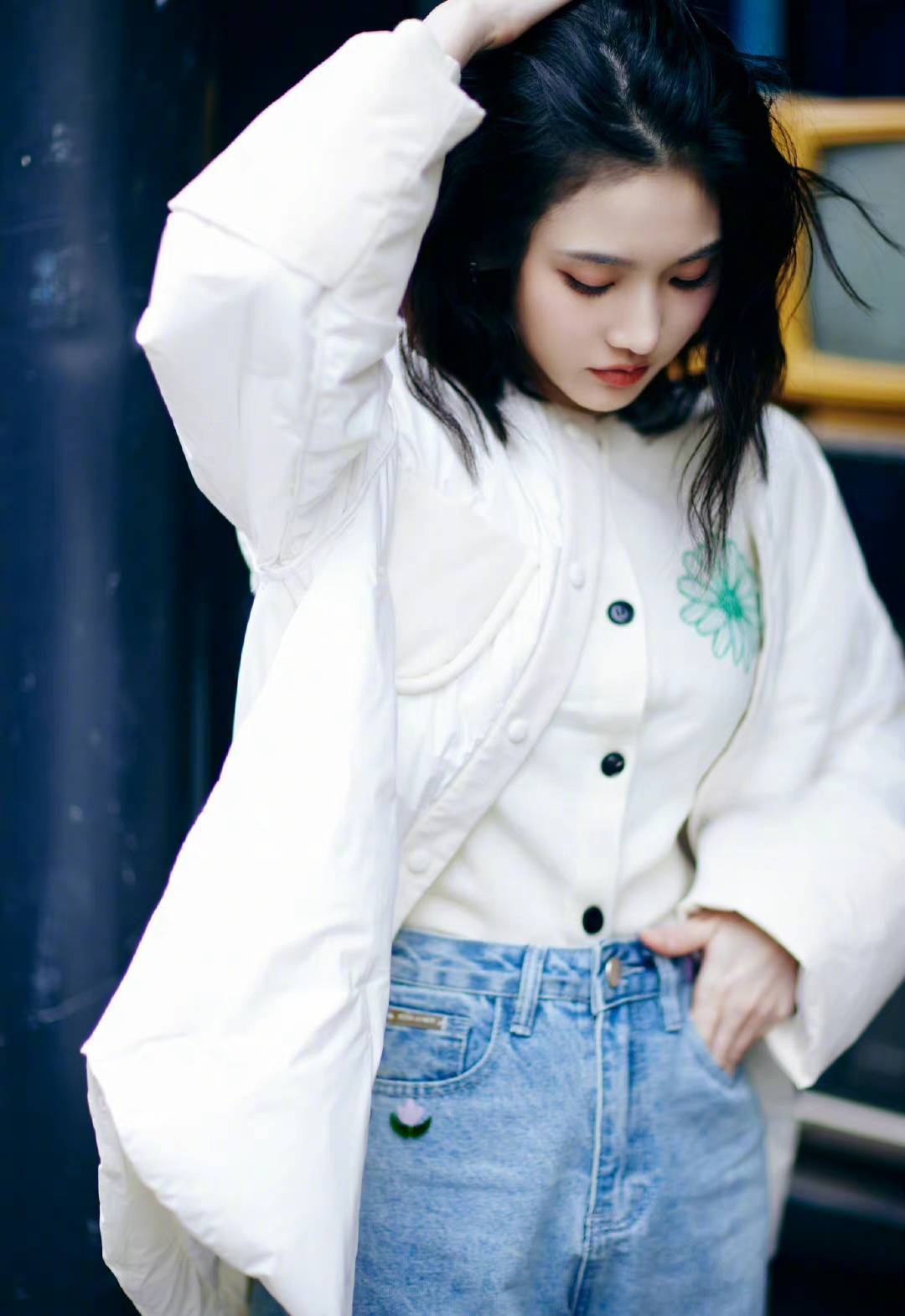 张慧雯"白色羽绒服 蓝色牛仔裤",清爽时尚,减龄又舒适_衬衫_造型_身材