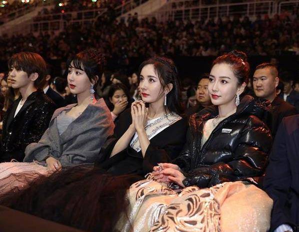 星光大赏再添2位大咖,合照排位"难度倍增"_争论_晚会_杨幂