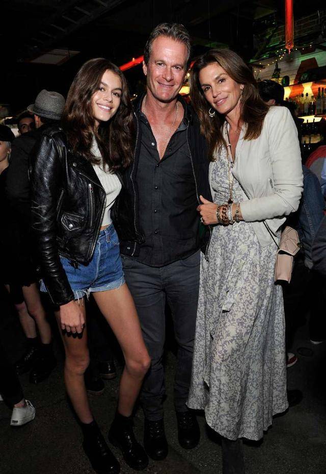 辛迪克劳馥一家四口出席活动,两个孩子都遗传了她的优良基因!