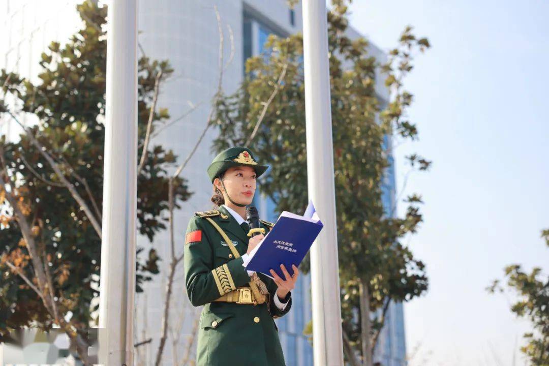 【成长视窗】国旗下发言|坚毅践行在每一天_训练_军人_升旗