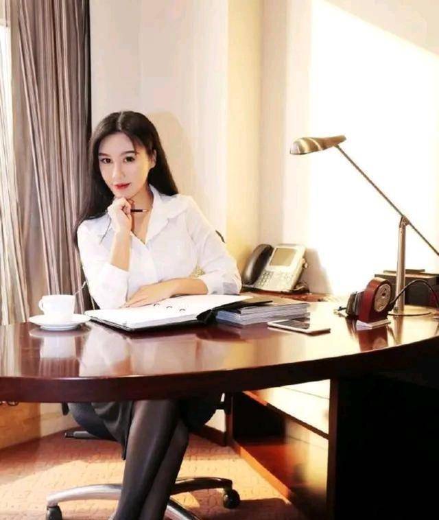 在前几年,樊玲就在《澳门风云2》的影片中出演了一个角色,当时和她一