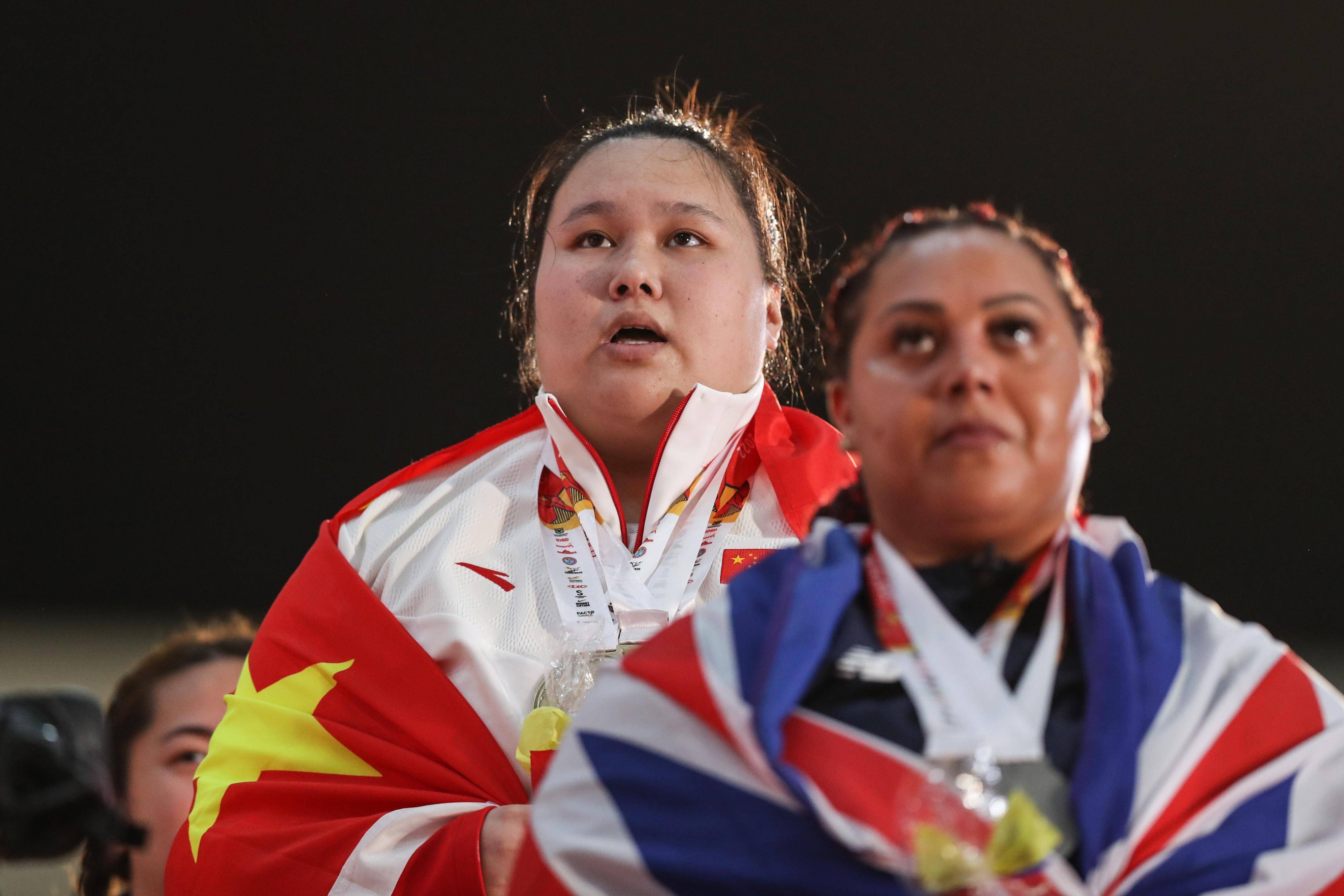 新华社记者 王天聪 摄12月15日,李雯雯在颁奖仪式上比心.