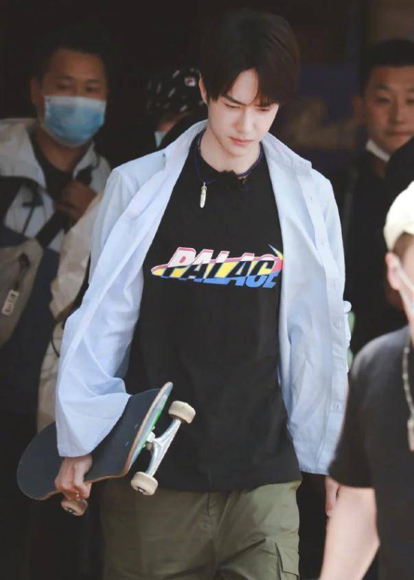王一博路透照流出,穿白加黑帅气十足,手拿滑板少年感满满_显得_黑色