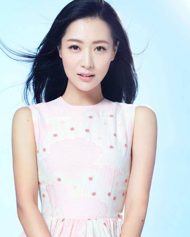 她是京城四美冰雪薇甜中的一员,分别是:白冰,韩雪,甘薇,景甜