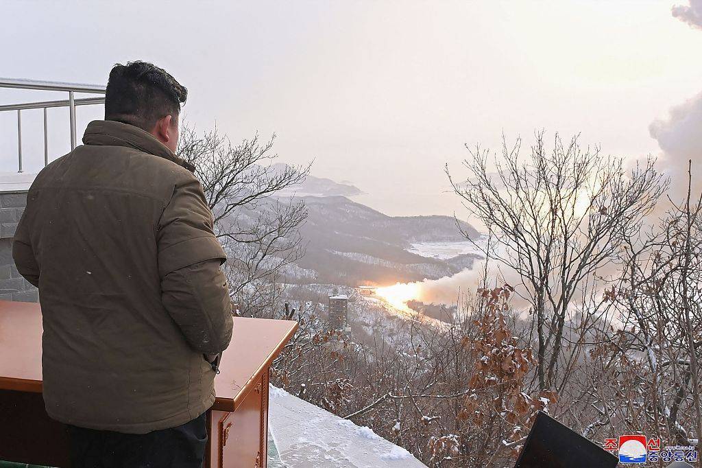朝鲜试验大功率固体火箭发动机，金正恩现场指导试验