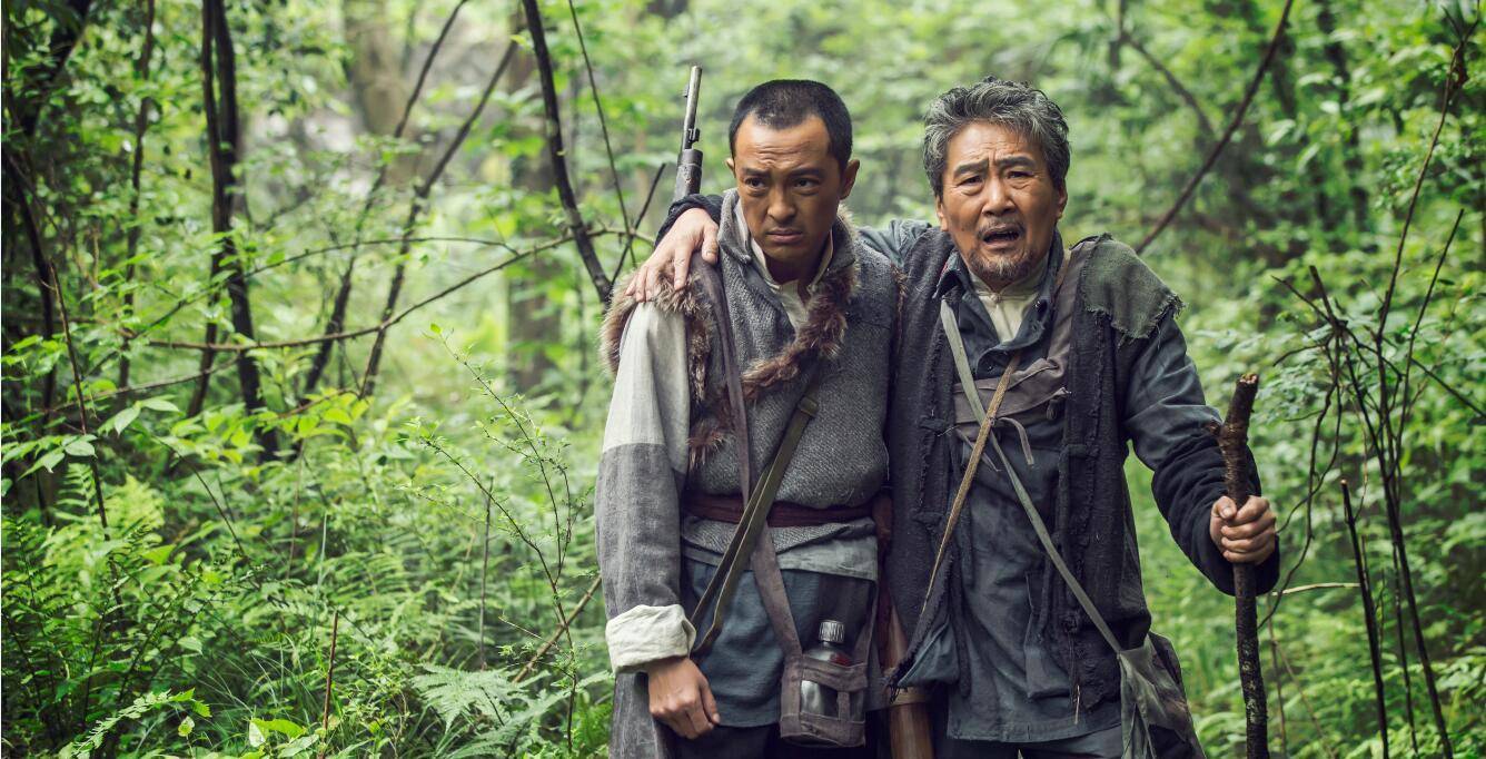 2006年,导演戚健筹拍《天狗》缺男主角,当时影帝富大龙正在送外卖