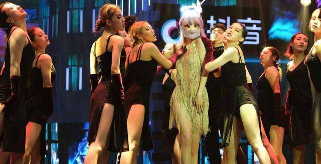 张俪身材太绝了,穿舞衣蒙面亮相,谁敢说没被撩到?_舞台_服装_进行了