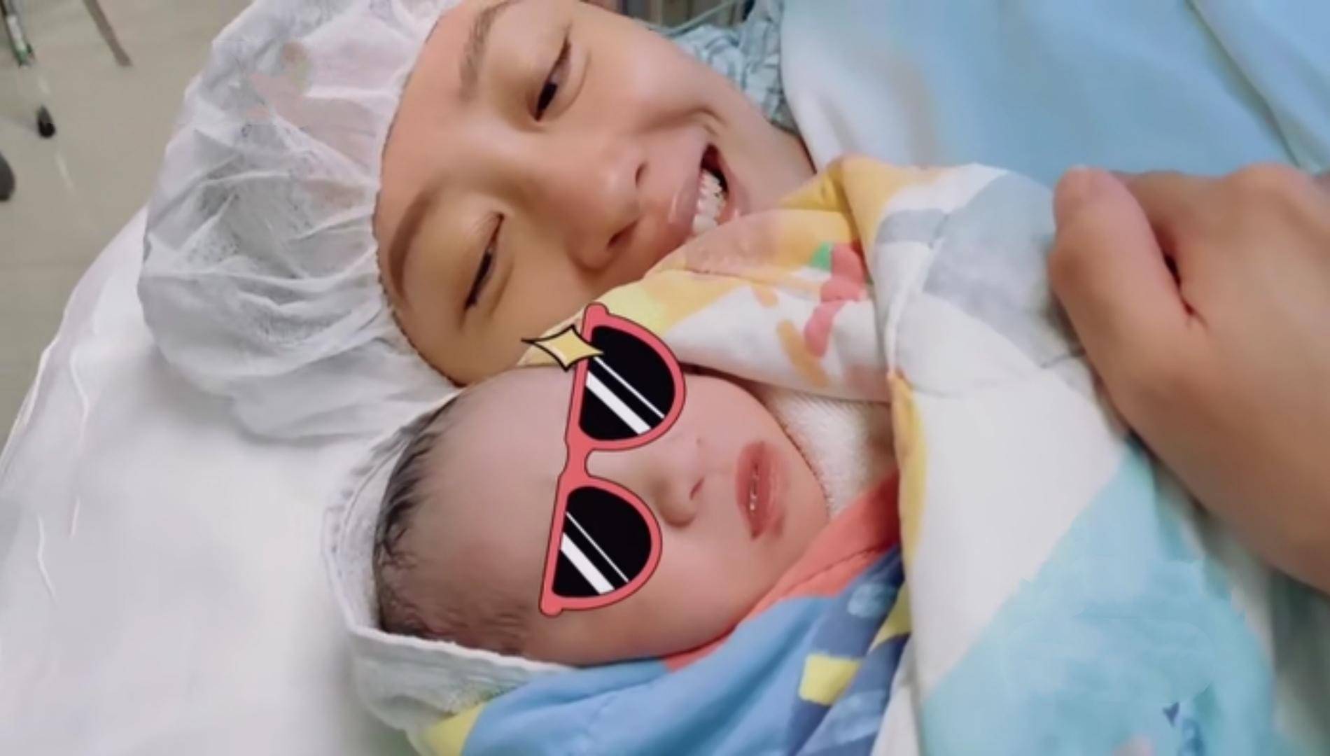 应采儿陪二胎理发,依然保留其长发,hoho五官秀气越来越像jasper_儿子