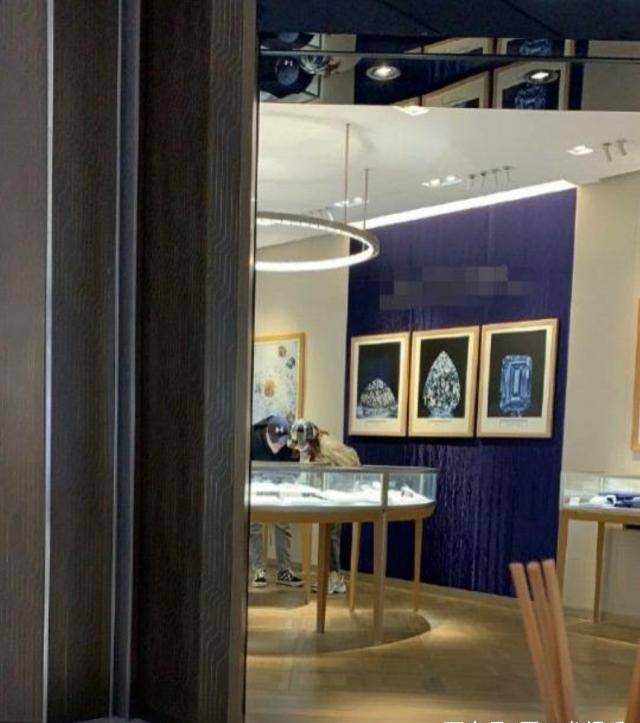 张亮官宣离婚,疑似新女友正面照曝光,身材高挑皮肤白皙_寇静_发展_不