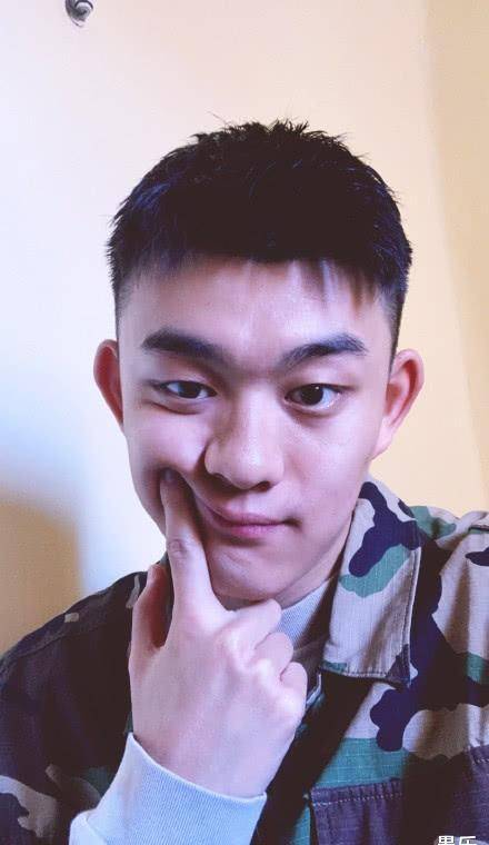 刘润南公开为虞书欣道歉,网友却不买账,狠批:谁来为当初的柳岩道歉!