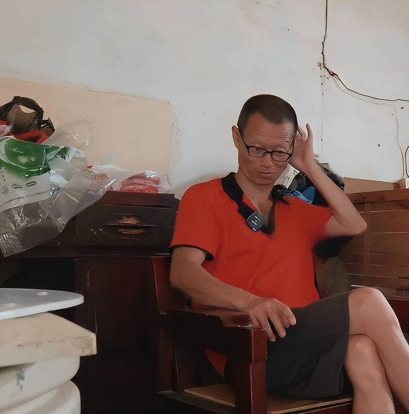 走路背手范儿十足_生活_变化_穿着