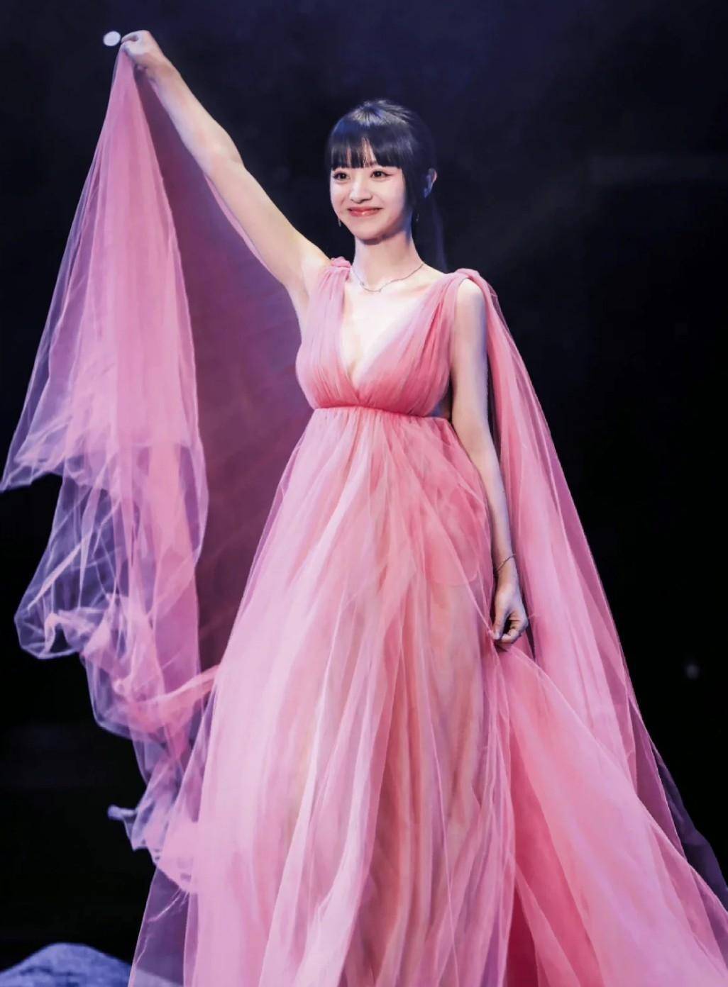 田曦薇红毯造型3:恶女黑色高衩晚礼服好险最后田曦薇最后穿上的是这