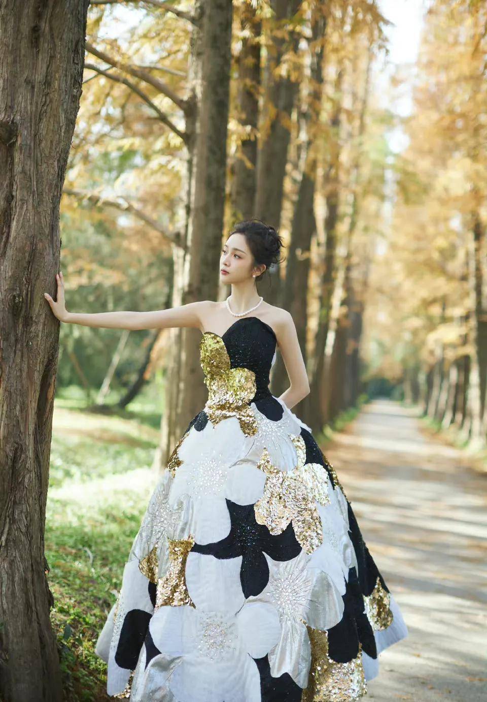 吴宣仪黑白羽毛裙造型,清冷飘逸,优雅美丽,花朵鎏金裙秀美背