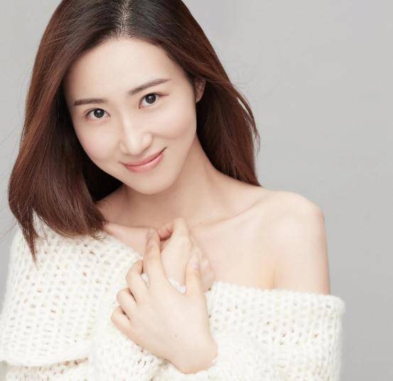 虽然曹苏苏踏入娱乐圈不久,演的都是一些小角色,但是她始终心怀对演艺