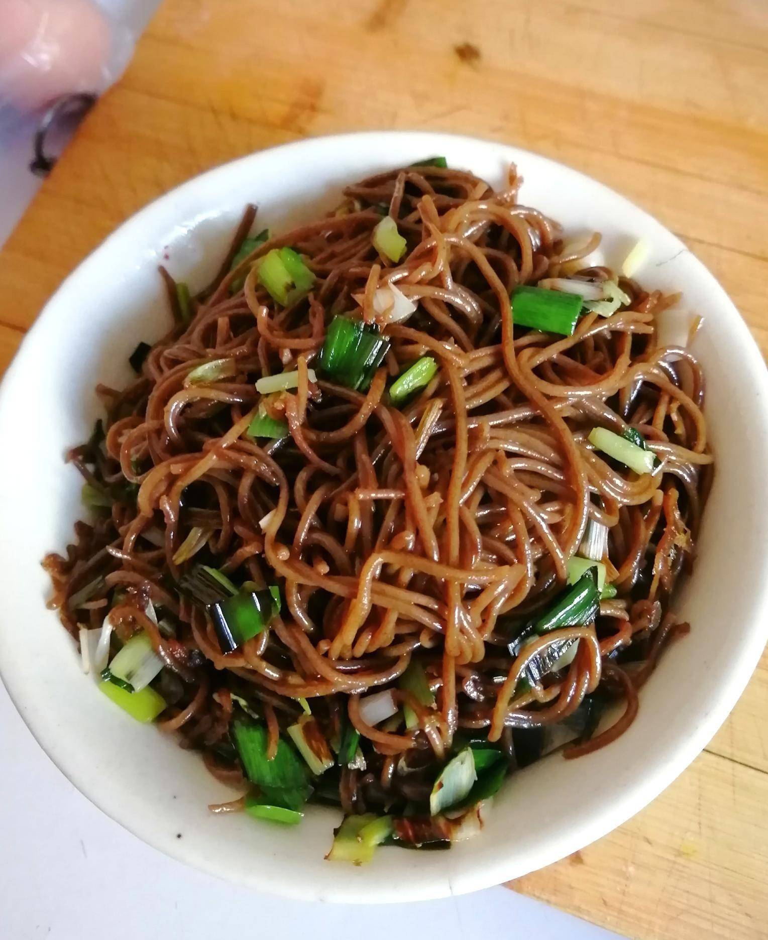 老母亲日常饮食记录之:今天来咥面!油泼面,炒饸饹,猪油拌意面