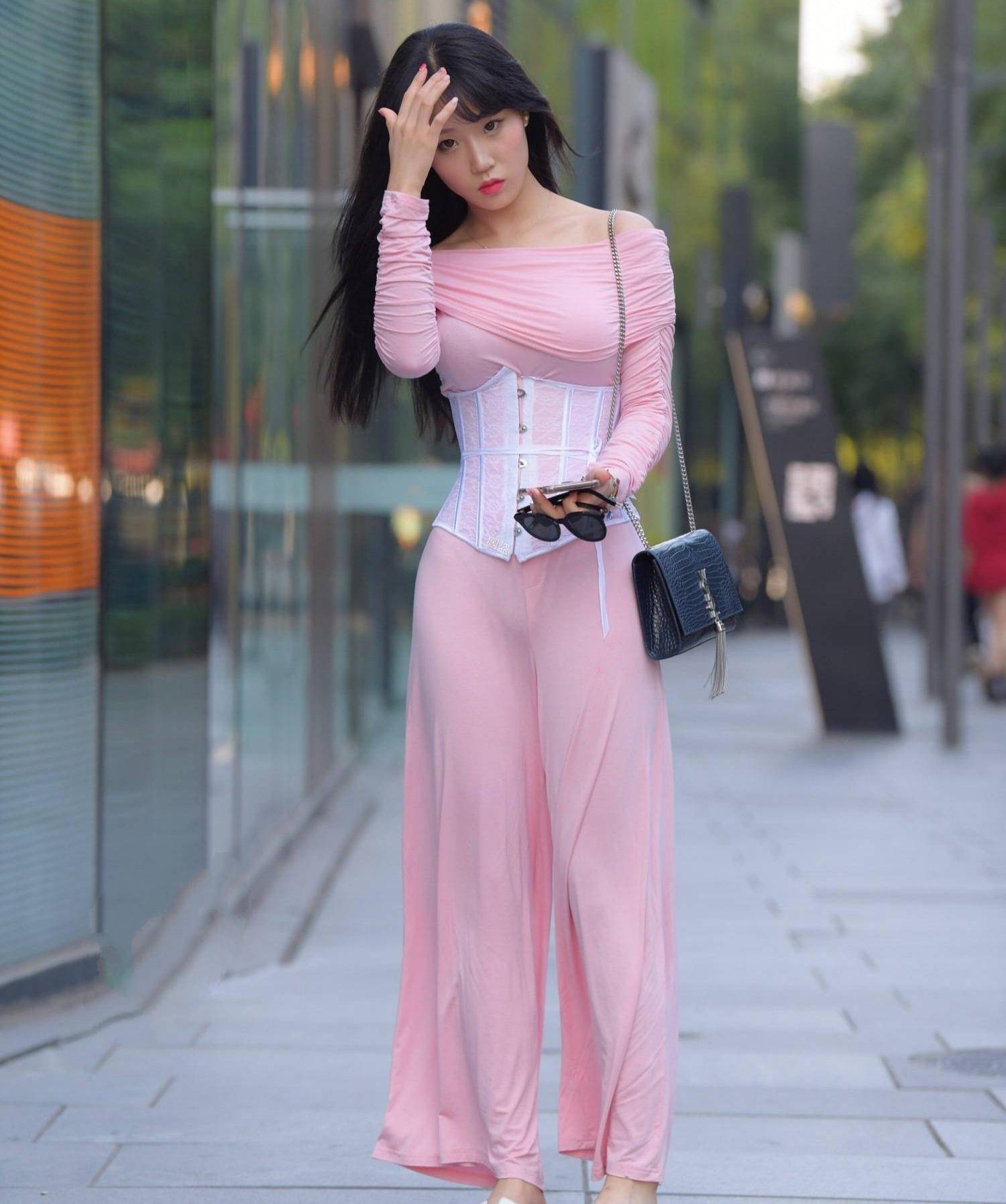 通过宽松的服装往往能够达到更好的效果,就像是这个小姐姐,身穿的这件