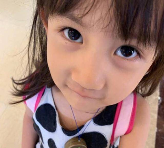 相较于多多的成熟,黄磊二女儿大眼可爱,网友:教养方式让人佩服_眼神