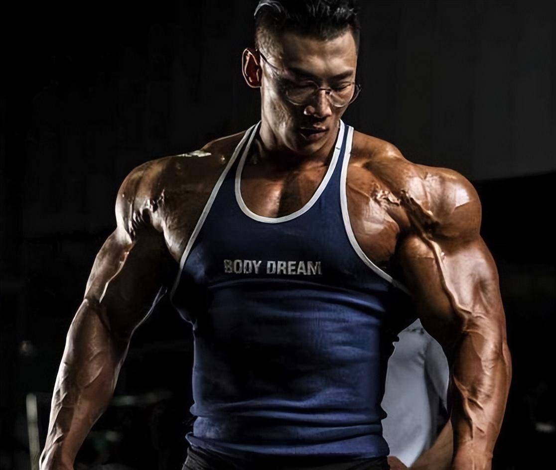 中国第一健美巨兽鹿晨辉:为了比赛自费60万请教练,如今成总裁_训练