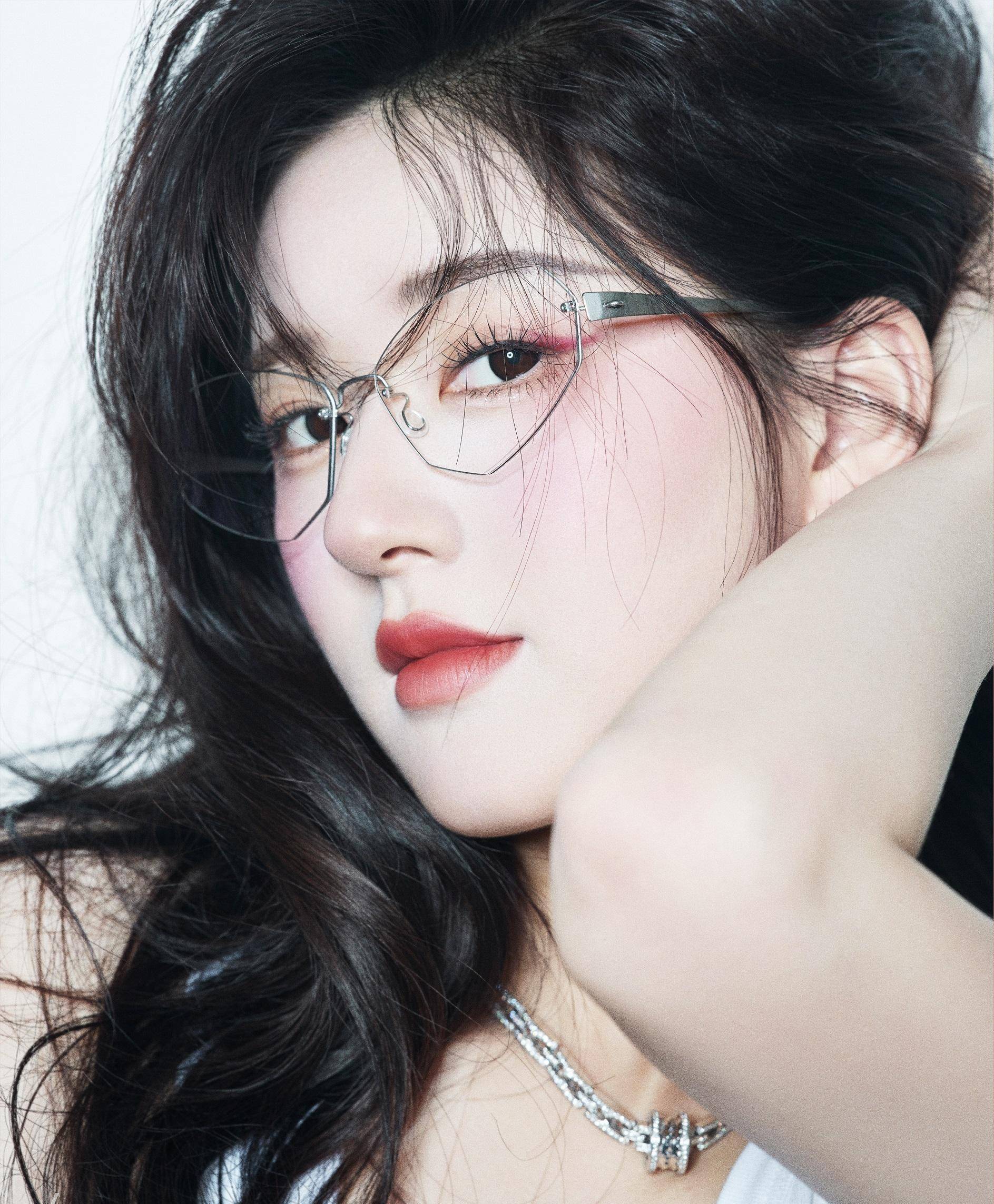 赵露思穿珠宝胸衣躺钢琴登《费加罗》,收获首本主流女刊_封面_少女